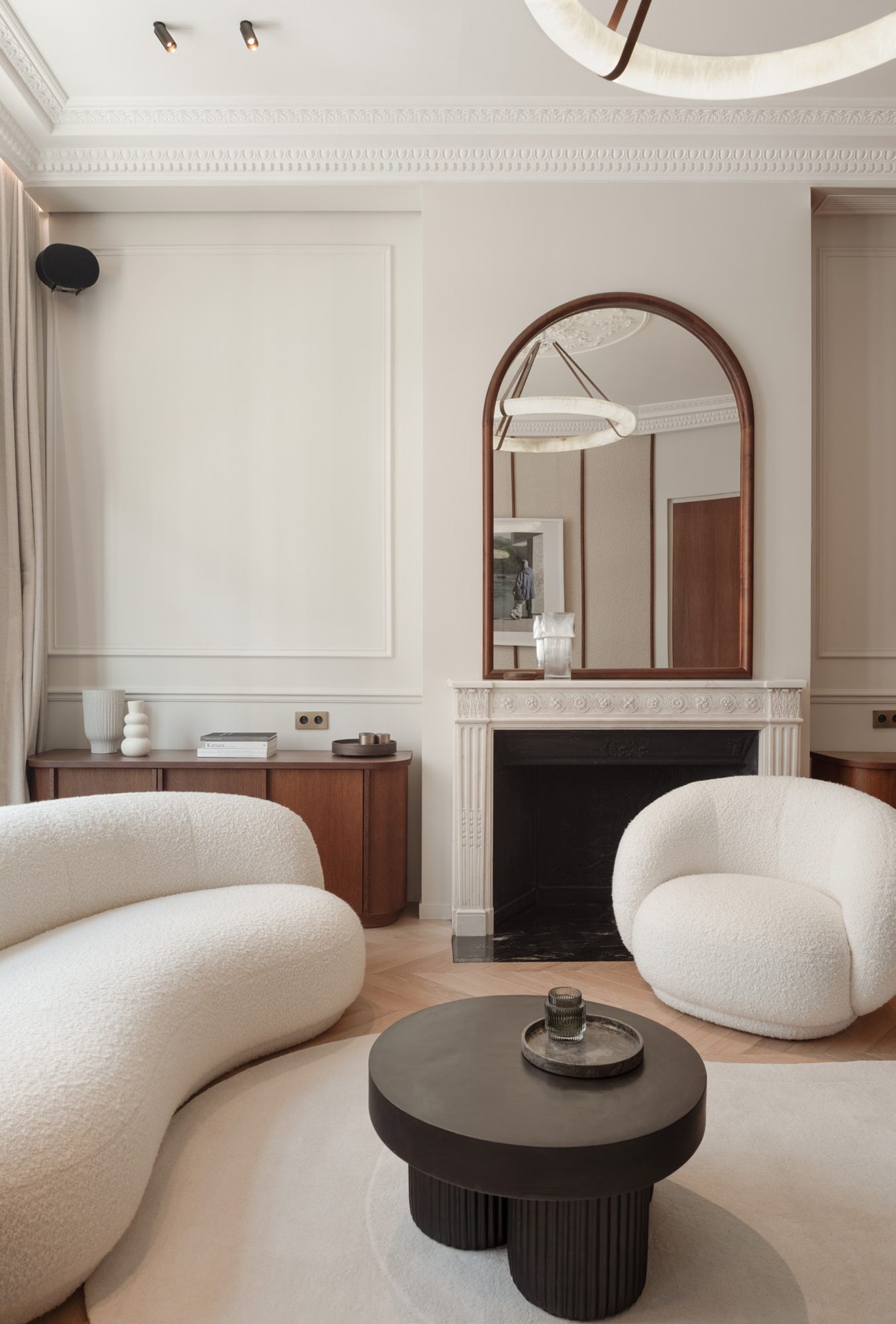 Le salon et sa cheminée